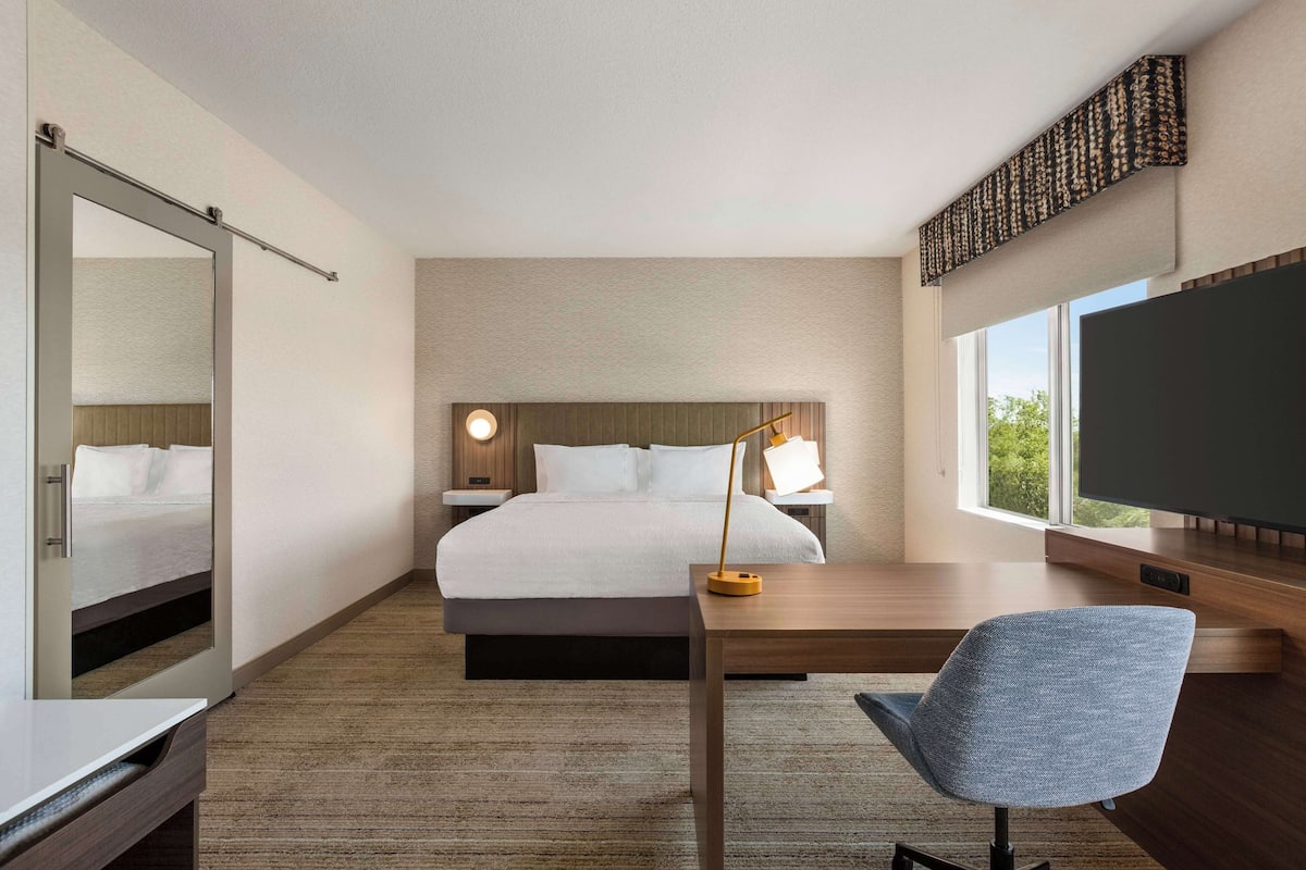 Màn/rèm cản sáng, bàn ủi/dụng cụ ủi quần áo