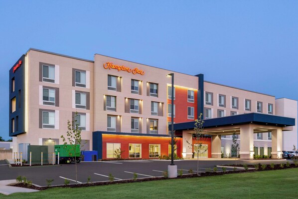 A Hampton Inn hotel with a modern facade, multiple floors, and a well-lit entrance. - Hampton Inn Stockton, Ca (Stockton)