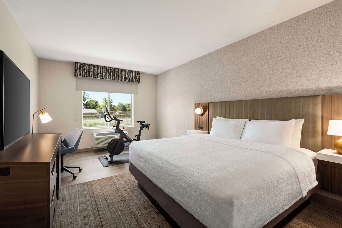 Phòng, 1 giường cỡ king (Fitness) | Màn/rèm cản sáng, bàn ủi/dụng cụ ủi quần áo