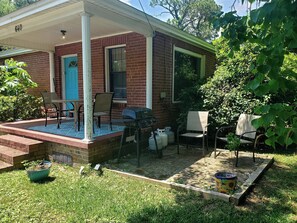 Outdoor dining - Look at This Artsy 2 Bedroom! Military Discount (Pensacola)
