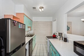 Fridge, microwave, oven, stovetop - Look at This Artsy 2 Bedroom! Military Discount (Pensacola)