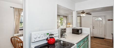 Kjøleskap, mikrobølgeovn, ovn og kokeplater