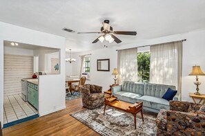 TV - Look at This Artsy 2 Bedroom! Military Discount (Pensacola)