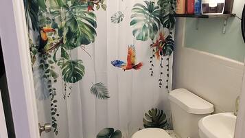 Haartrockner, Handtücher, Seife, Shampoo