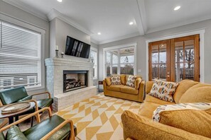 TV, fireplace