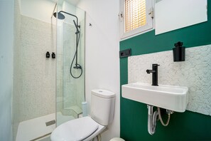 Camera singola | Bagno | Doccia, soffione a pioggia, asciugacapelli, asciugamani