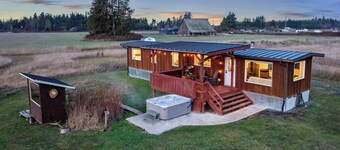 This farmhouse is a 2 bedroom(s), 1 bathrooms, located in Port Angeles, WA.