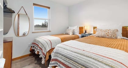 Frontier Farmhouse,Cal-K,Sauna, HT, MountainViews