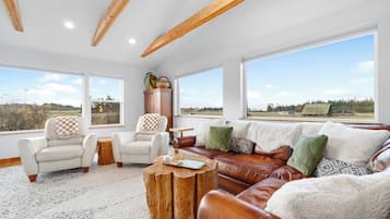 Smart TV, fireplace, stereo, offices
