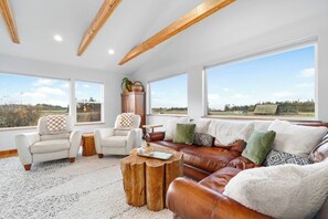 Una Smart TV, una chimenea, una oficina, una impresora