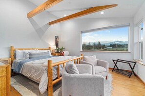 3 bedrooms, desk, iron/ironing board, travel cot