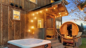 Outdoor spa tub