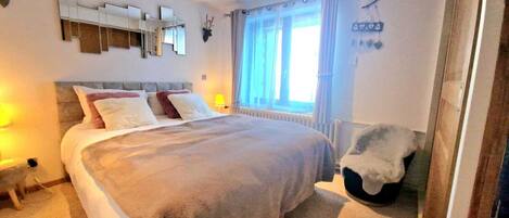 5 bedrooms, free WiFi, bed sheets