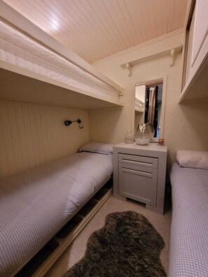 5 bedrooms, free WiFi, bed sheets