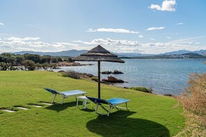 Property grounds - Light Bay house with direct access to the sea and private beach - SARDINIA UNLIMITED (Olbia)