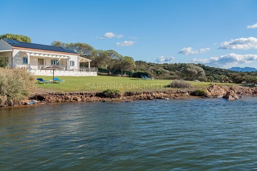 Light Bay house with direct access to the sea and private beach - SARDINIA UNLIMITED