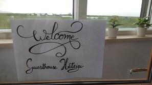 A welcome sign for a guesthouse. - Guesthouse Hateigi (Rangárþing ytra)
