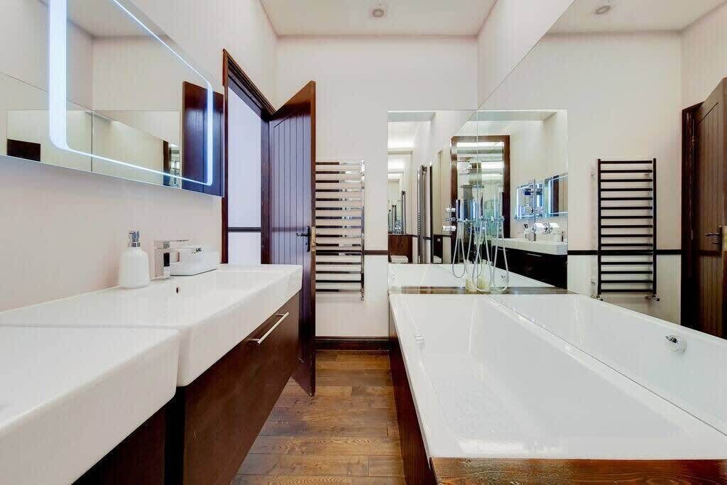 Regadera, secadora de cabello, toallas 