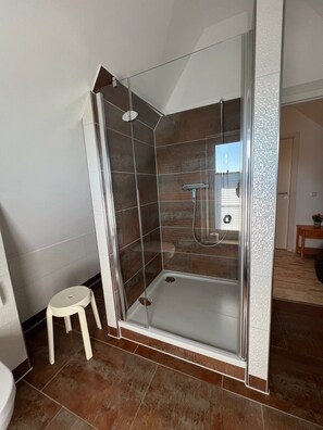 Dusche, Haartrockner, Handtücher, Seife