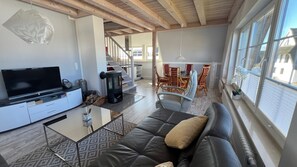 TV connectée, cheminée, livres, chaîne hi-fi