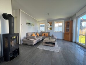 Smart-TV, Kamin, Bücher, Stereoanlage