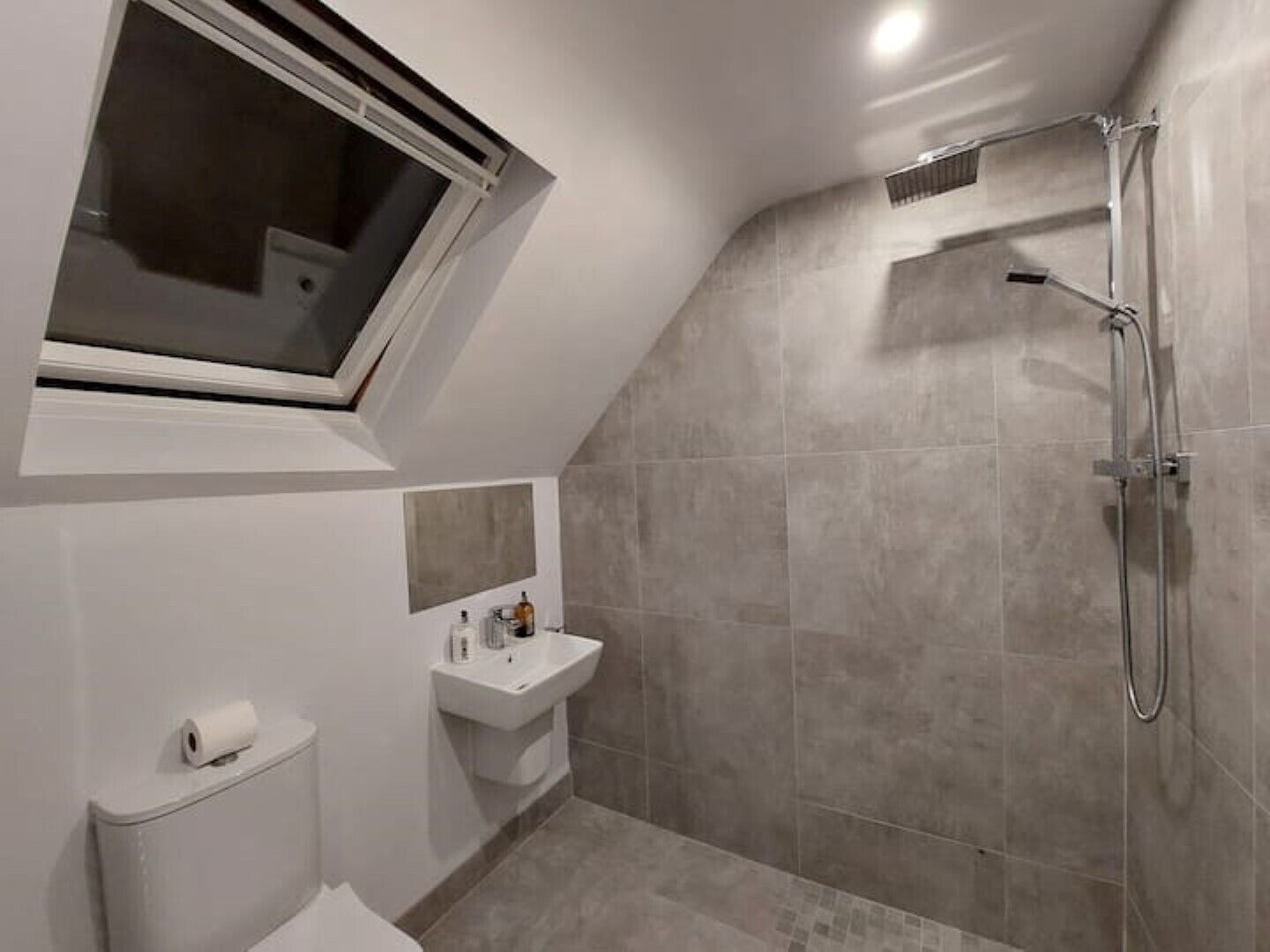 Baignoire, sèche-cheveux, serviettes fournies, savon
