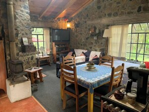 Living area - Beautiful cabin in the woods (Huitzilac)