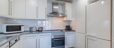 Refrigerador, microondas, horno y parrilla de estufa