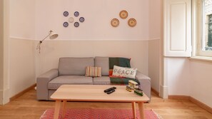 TV - Anjos' City Escape by LovelyStay - R/C (Lisboa)