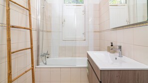 Haartrockner, Handtücher, Seife, Shampoo