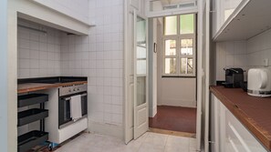 Fridge, oven, stovetop, coffee/tea maker