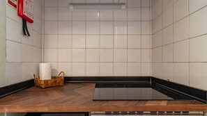 Frigorífico, horno, placa de cocina y cafetera o tetera