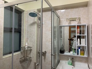 Handtücher, Shampoo, Toilettenpapier