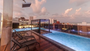 A rooftop pool area with lounge chairs and a showerhead. - Apart no Mardisa Design por Carpediem (João Pessoa)