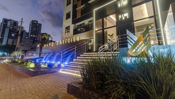 A modern building with a sign reading "MARDI SASED DESIGN" at the entrance. - Apart no Mardisa Design por Carpediem (João Pessoa)