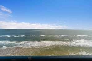 A beach with waves and a clear sky. - Great ocean view and great location - enjoy the sun, sand and waves (Daytona Beach)