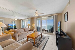 TV connectée, cheminée, écrans d'ordinateur