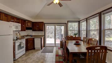 Romantic Cottage | Dapur peribadi | Peti sejuk/penyejuk beku saiz penuh, ketuhar gelombang mikro, ketuhar