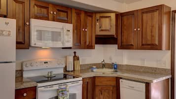 Romantic Cottage | Dapur peribadi | Peti sejuk/penyejuk beku saiz penuh, ketuhar gelombang mikro, ketuhar