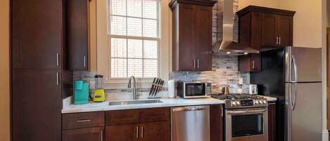 Køleskab, mikrobølgeovn, ovn, kogeplade