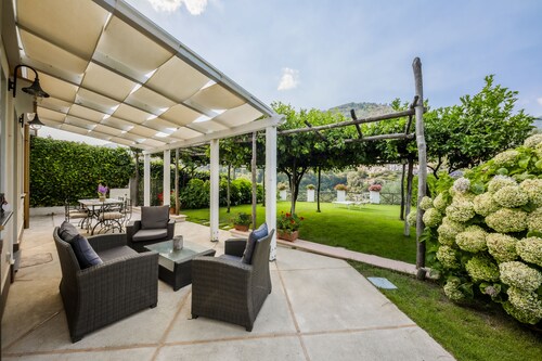 Villa in historic center with large garden, parking, air conditioning and WiFi
