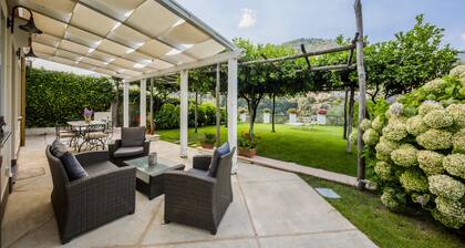 Villa in historic center with large garden, parking, air conditioning and WiFi
