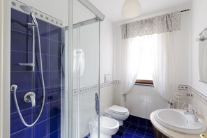 Dusche, Haartrockner, Bidet, Handtücher