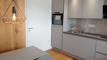 Een koelkast, een oven, een kookplaat, een vaatwasser