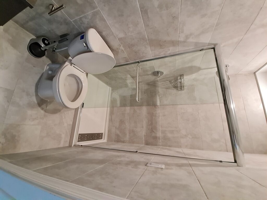 Ensemble douche/baignoire, sèche-cheveux, serviettes fournies, savon