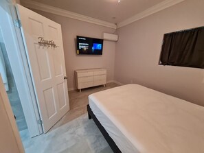 1 habitación, escritorio, tabla de planchar con plancha y cuna de viaje 