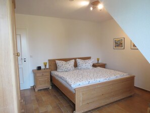 2 sovrum, skrivbord, strykjärn/strykbräda och resesäng