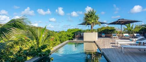 Lämmitetty uima-allas