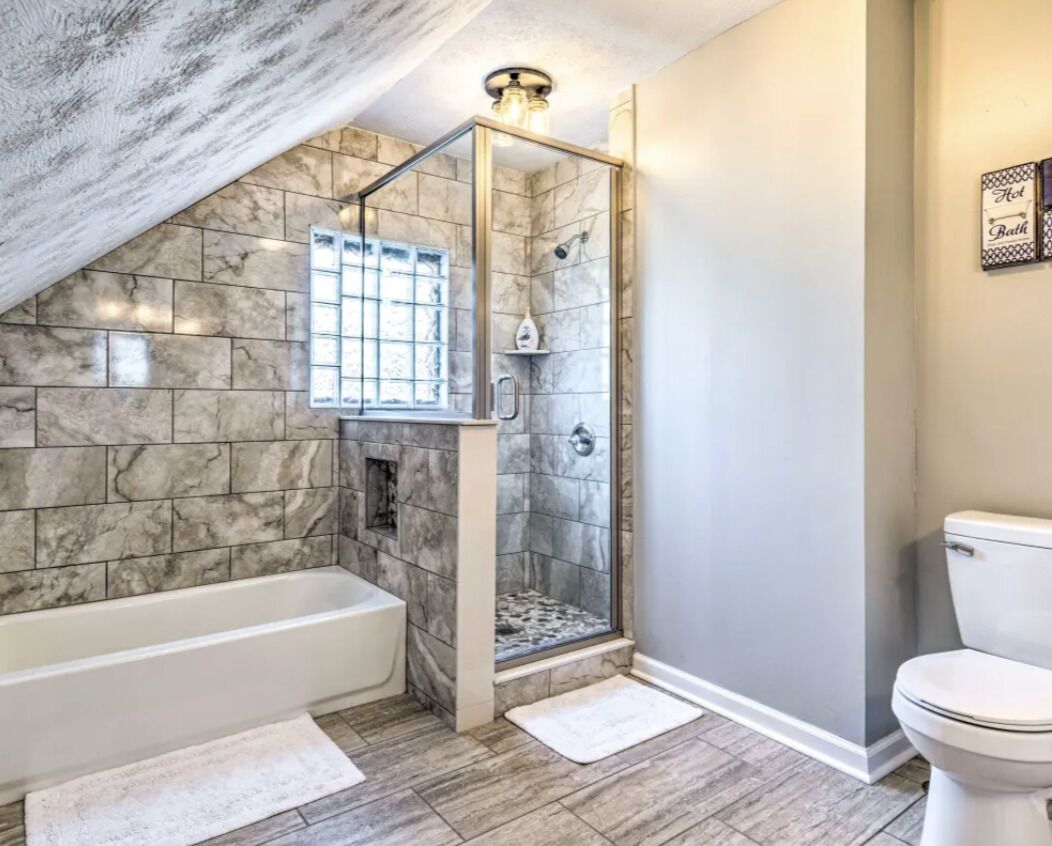 City Chic Townhome Near Downtown | Badezimmer | Handtücher