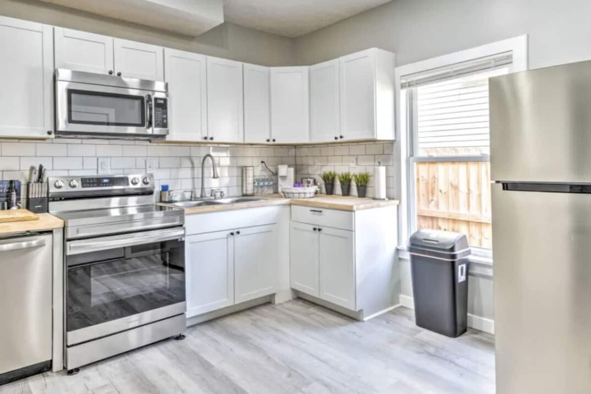 City Chic Townhome Near Downtown | Privékeuken